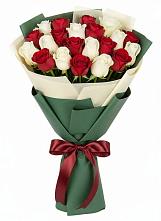 Букет Микс из красных и белых роз в Сурхахи