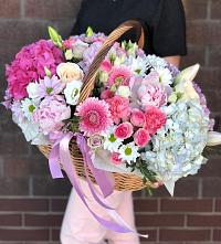 Композиция солнечный день в Сурхахи Цветочная композиция из Розы, Хризантемы, Пионы и Лизиантусы в корзине в Сурхахи