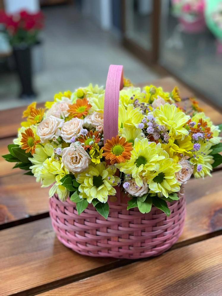 Цветочная композиция из Хризантемы и Розы в корзине в Сурхахи