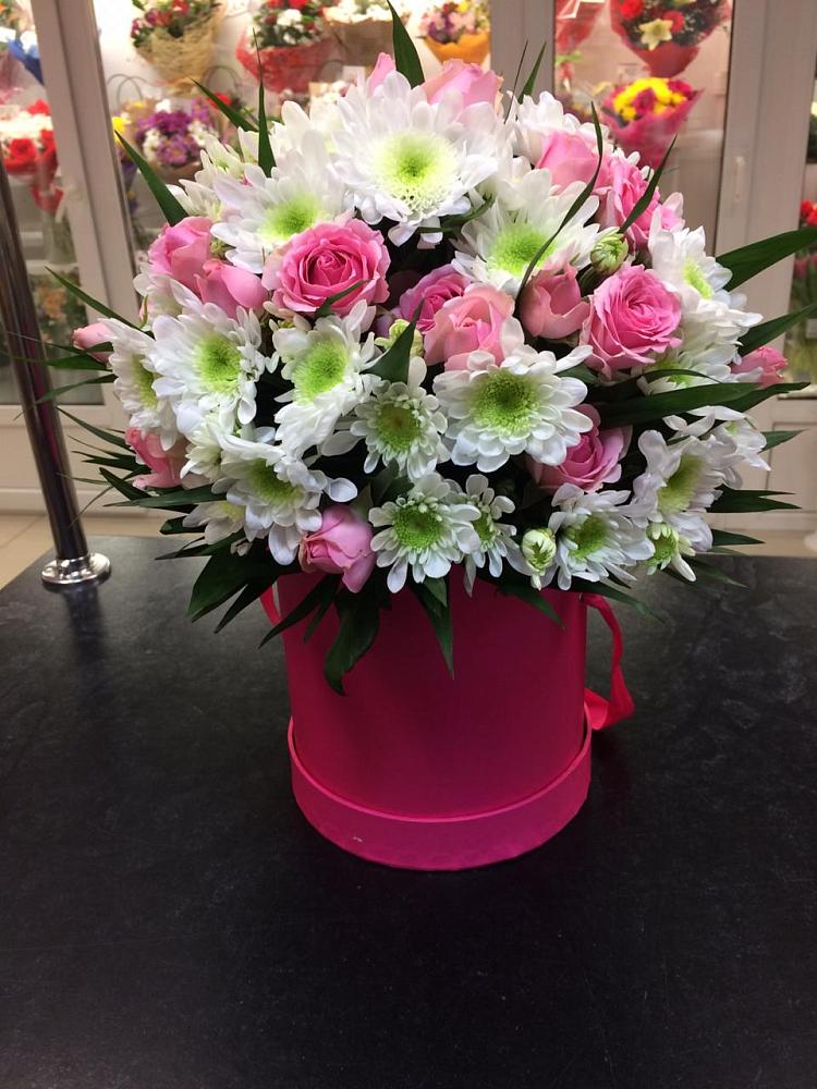 Цветочная композиция из Розы и Хризантемы в шляпной коробке в Сурхахи